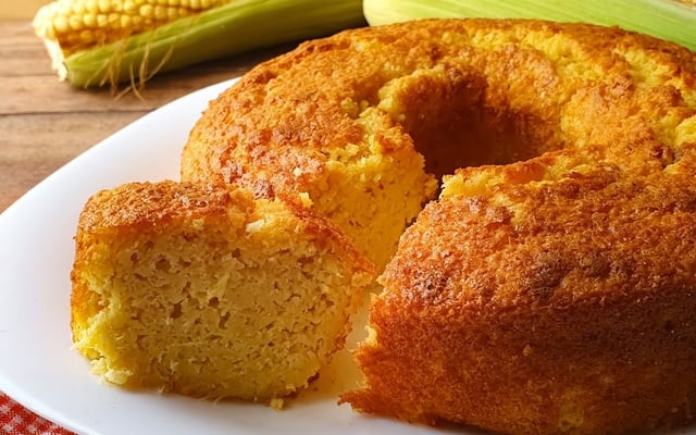 Bolo de milho verde de lata vegano e sem glúten fofinho e fatiado