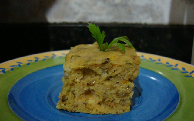 Torta rápida e nutritiva de fubá de micro-ondas