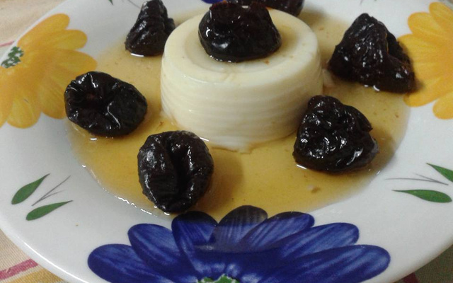 Manjar branco com calda de ameixas