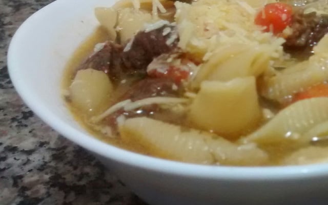 Sopa de legumes com músculo e massinha