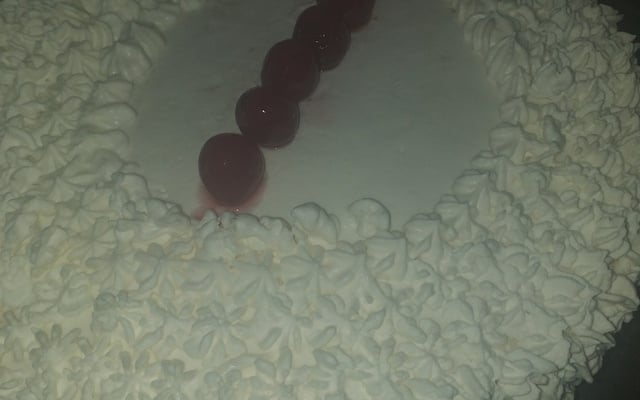 Bolo delícia com recheio de doce de leite com ameixa