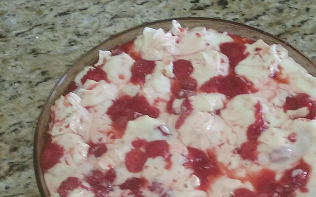 Torta fácil de morango com suspiro