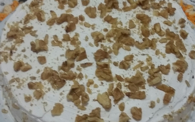 Pão de ló recheado com nozes e damasco