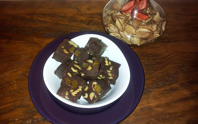 Fudge de chocolate com nozes e damasco