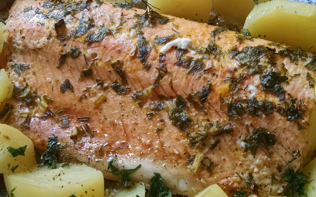 Salmão assado ao molho cítrico e de alcaparras