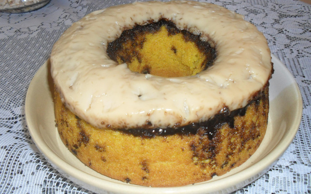 Bolo de cenoura com cobertura de leite condensado cozido e granulado