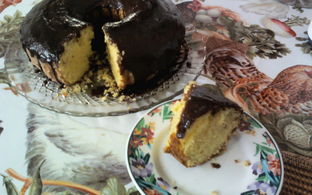 Bolo de laranja com casca com cobertura de chocolate