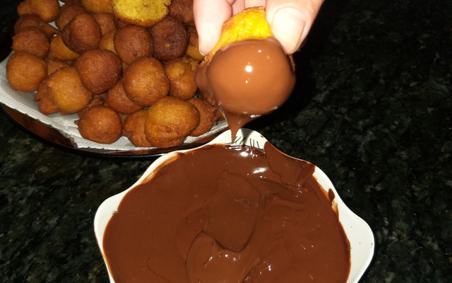 Bolinho de chuva de cenoura com calda de chocolate