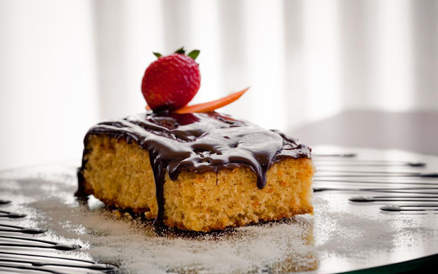 Bolo de cenoura com cobertura de chocolate