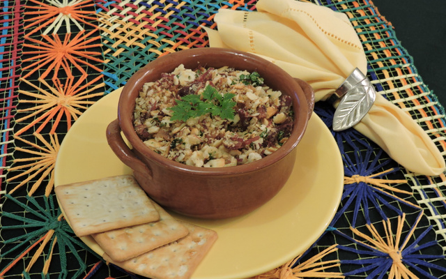 Farofa de carne seca e cream crackers
