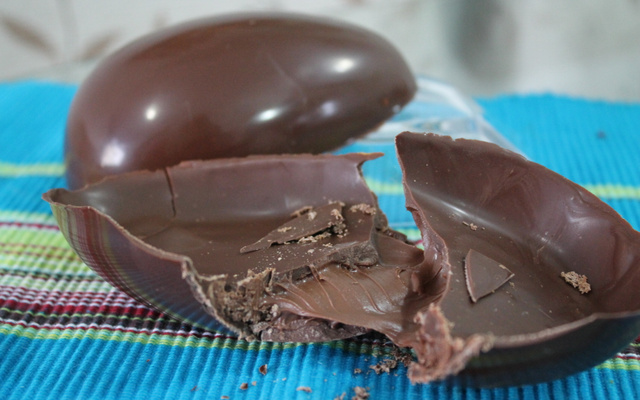 Ovo de Páscoa recheado de Nutella cortado ao meio