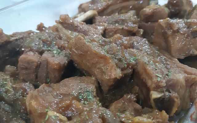 Costela de porco com cerveja preta e manjericão