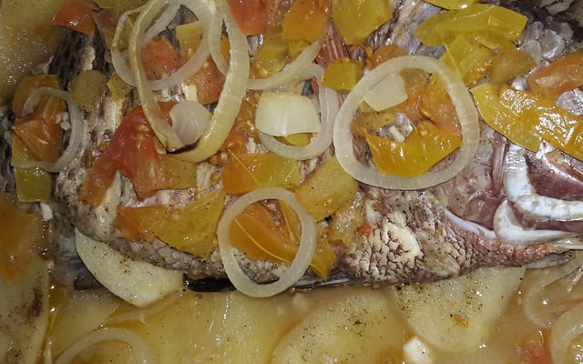 Peixe assado com batatas