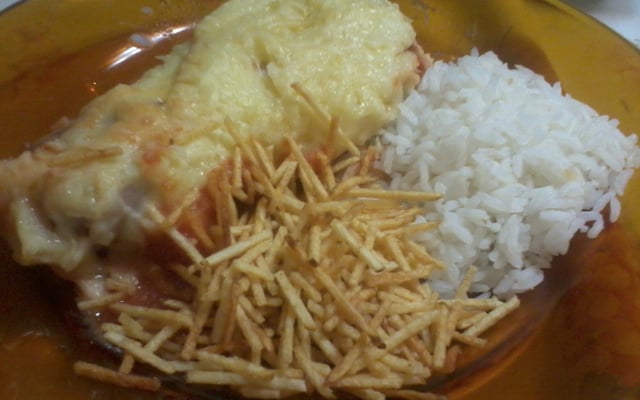 Bife à parmegiana com purê de batata