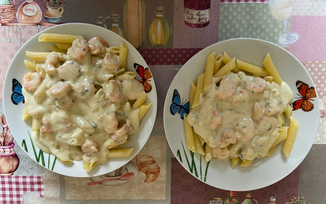 Penne ao molho de gorgonzola com camarão