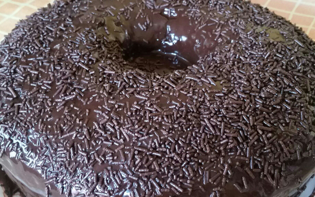 Receita fácil de bolo molhado de chocolate