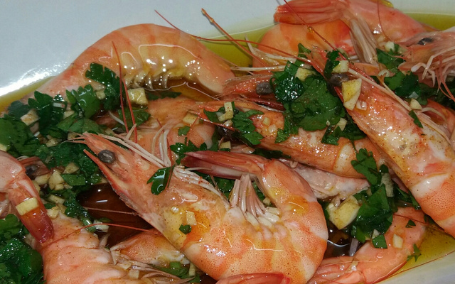 Camarões assados com pimentão doce