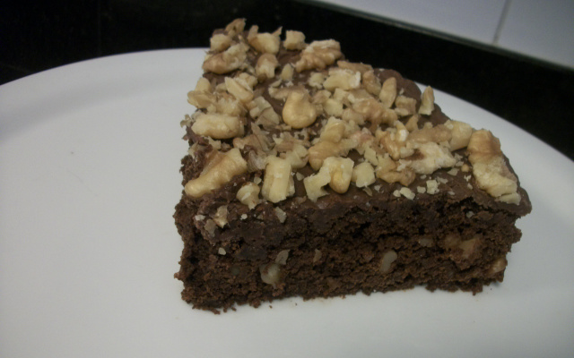 Bolo brownie com nozes