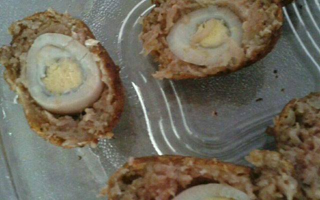 Bolinho de carne moída e ovo de codorna