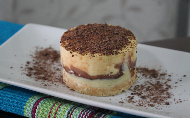 Torta de maracujá com chocolate meio amargo e branco