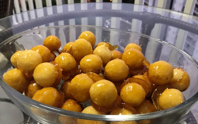 Bala de coco caramelizada (bala baiana ou bala de ovo)