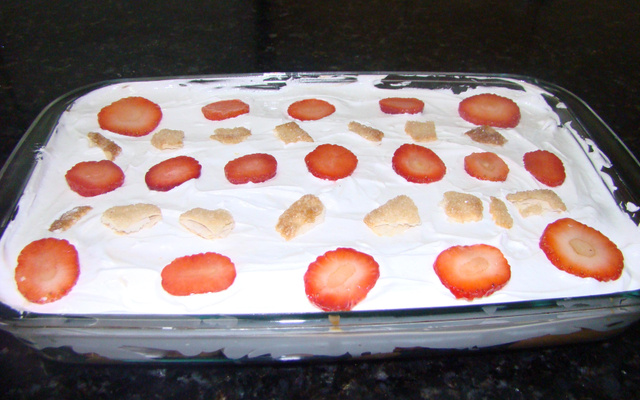 Pavê folhado de doce de leite e morangos