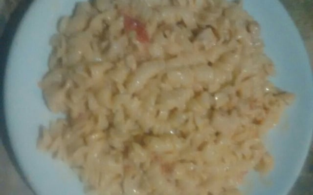 Macarrão com estrogonofe de frango rápido e fácil