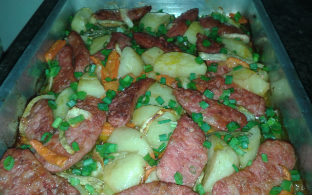 Linguiça com legumes ao forno