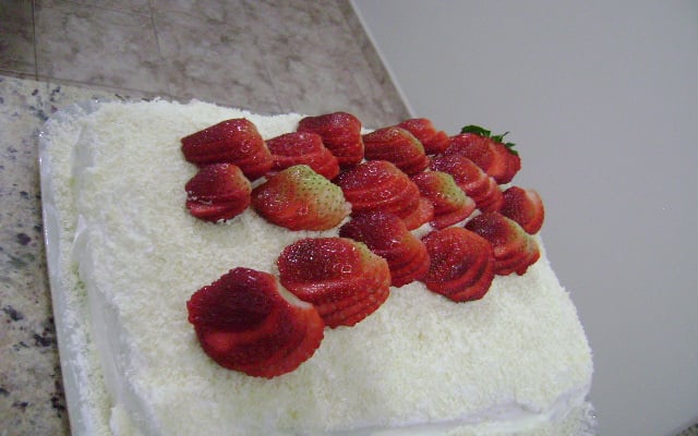 Bolo de chocolate com mousse branca e morangos