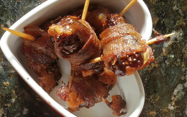 Petisco para o natal: tâmara com queijo e bacon