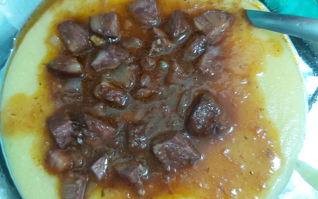 Polenta com molho de calabresa
