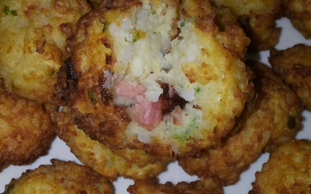 Bolinho de arroz com salame