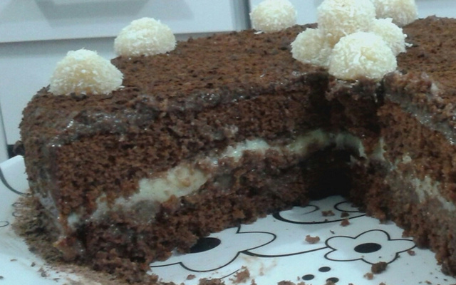 Pão de ló de chocolate com recheio e cobertura