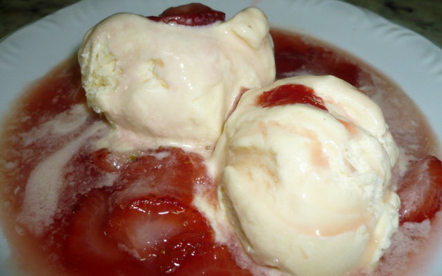 Morangos flambados com sorvete