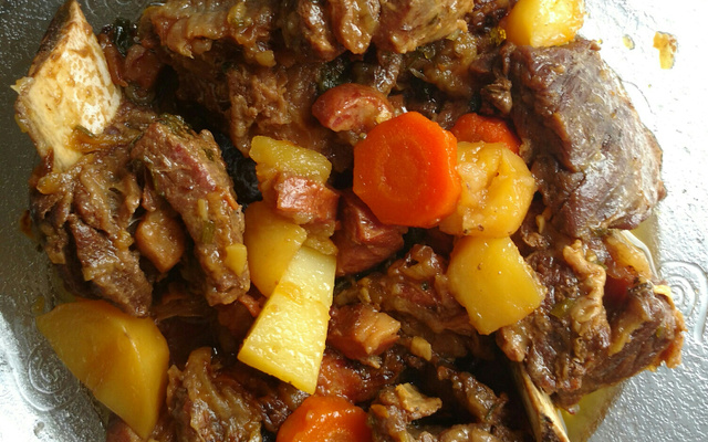 Costela bovina na panela de pressão com linguiça calabresa e bacon