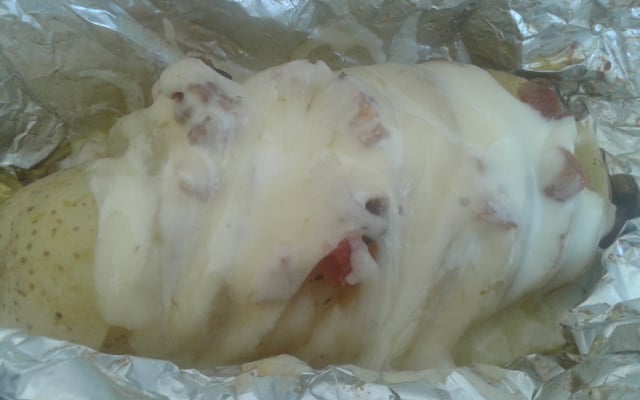 Batata assada com bacon e queijo