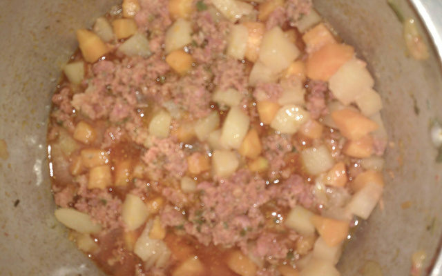 Linguiça com batata e cenoura