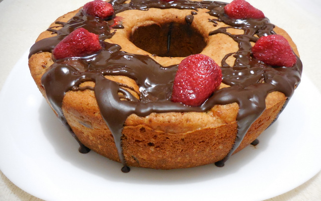 Bolo com chocolate e morango
