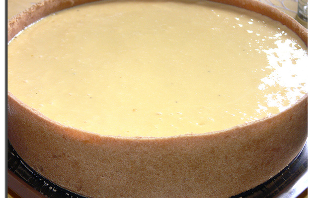 Torta de maracujá com chocolate meio amargo e branco