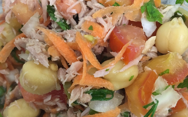 Salada de atum com grão de bico