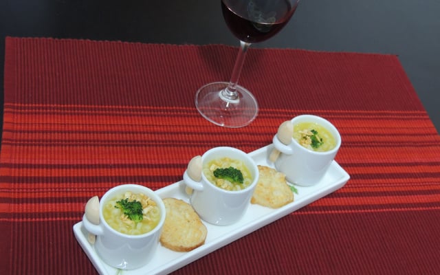 Sopa creme de mandioquinha com brócolis e argolinha