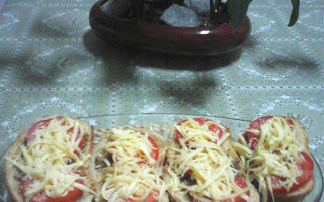 Bruschetta de tomate e manjericão