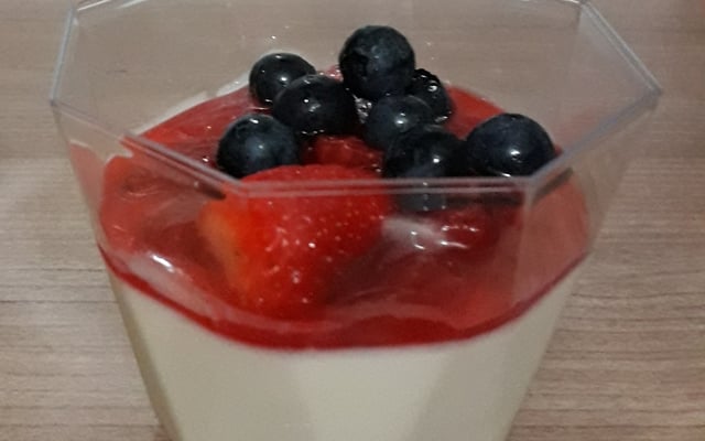 Mousse de iogurte com geleia de morango