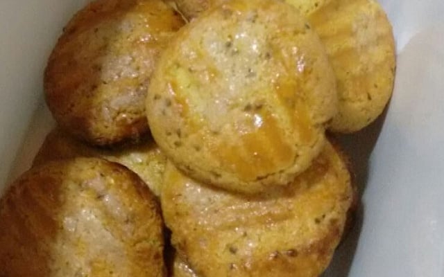 Broinha de fubá amanteigada com erva doce