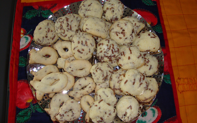 Biscoitos de maisena com coco e chocolate do Lúcio Cezar