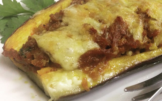 Beringela recheada com carne moída e molho bechamel