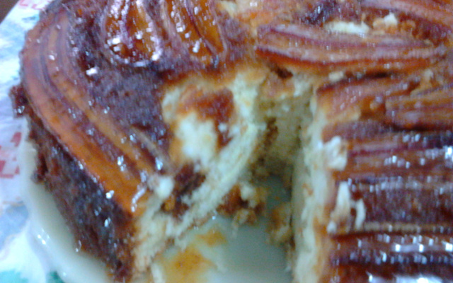 Bolo de banana caramelada