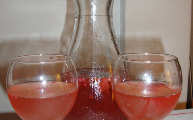 Sangria de champagne com frutos vermelhos