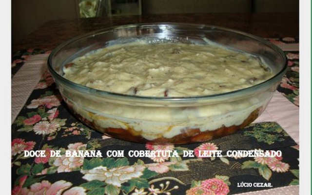 Doce de banana com cobertura de leite condensado ( Lúcio Cezar )