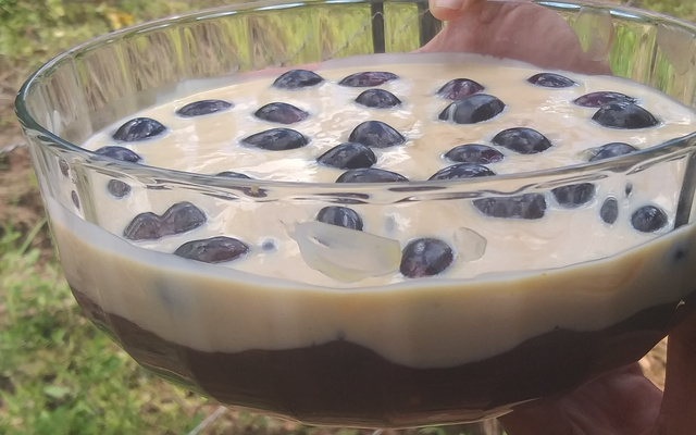 Bombom de uva na travessa